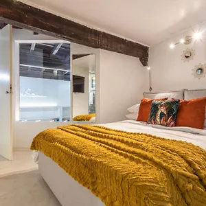 lucrezia-luxury-apartment-close-to-piazza-navona.it-romehotels.com/